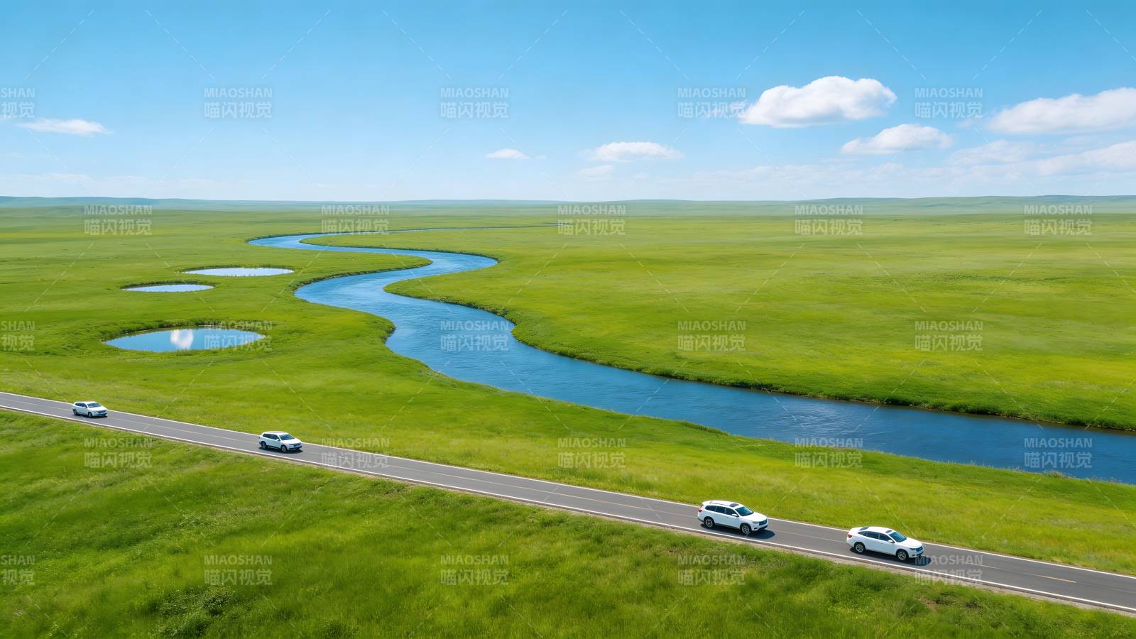 草原公路蜿蜒穿绿野图片