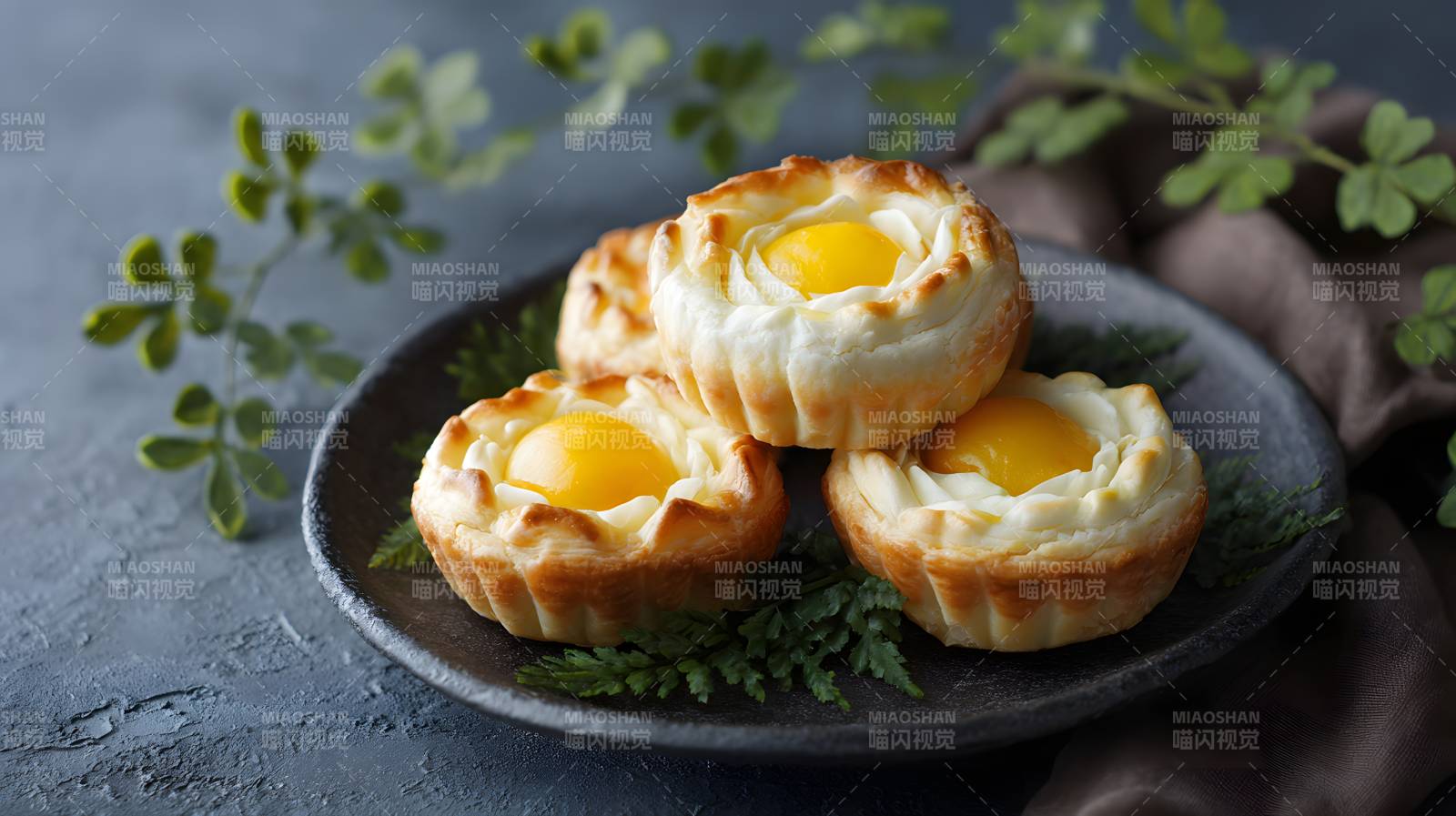 蛋黄酥点 绿叶相伴图片