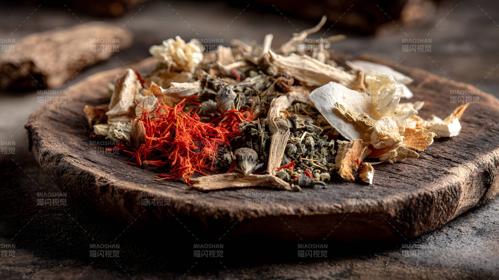 草本药材静置木盘上图片