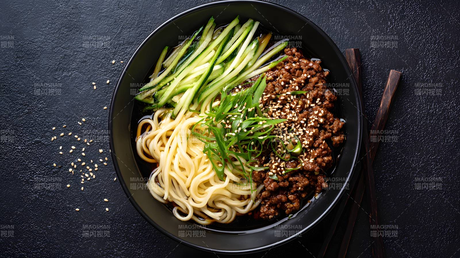 黑碗拌面配肉酱黄瓜丝图片
