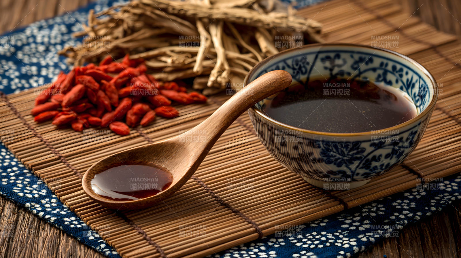 中药养生汤配枸杞人参图片