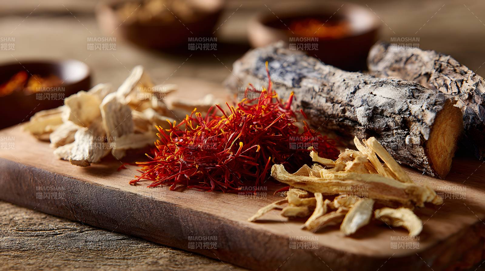 中药材特写 藏红花与树皮图片