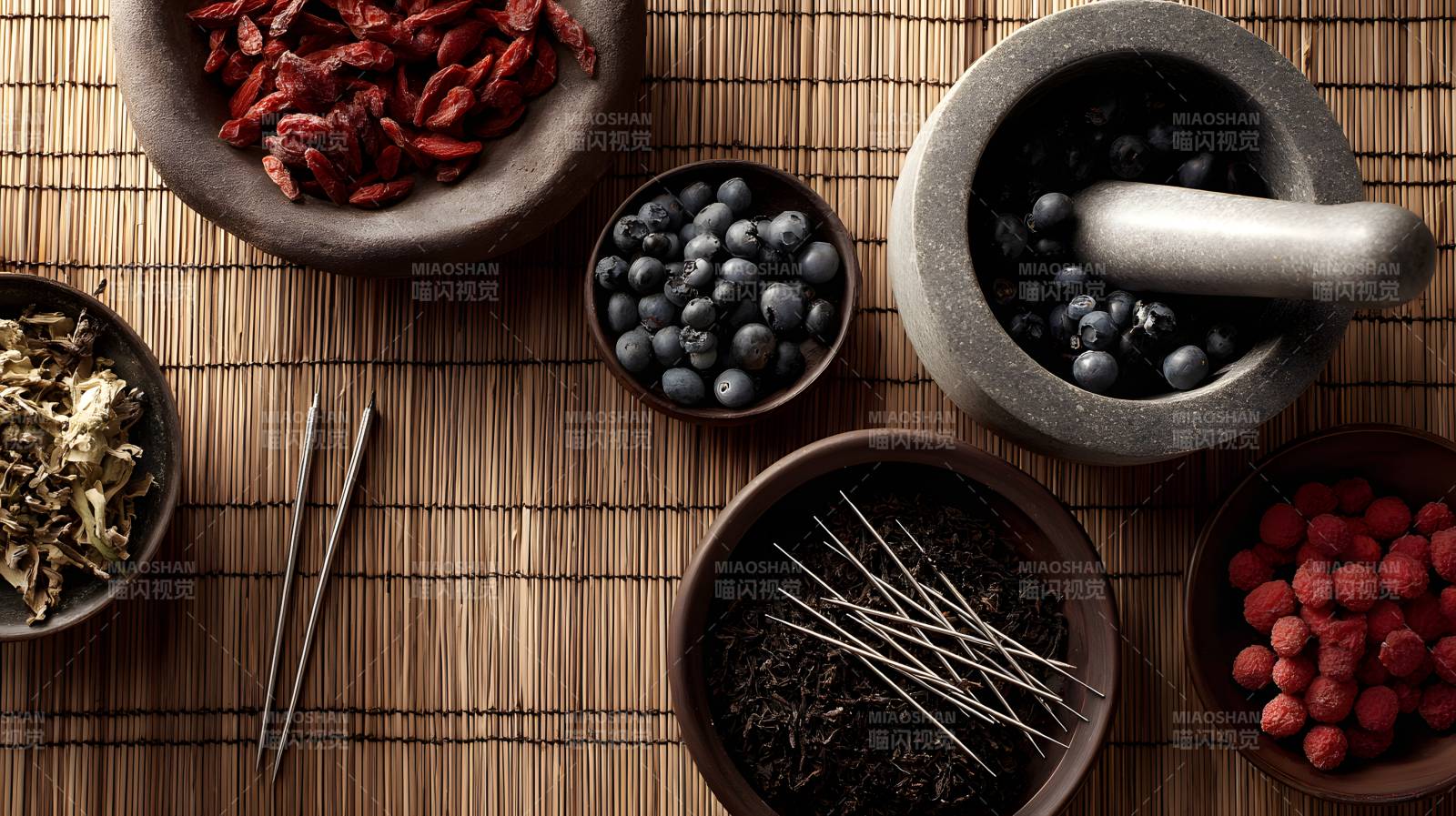 草本药材与浆果静物图图片