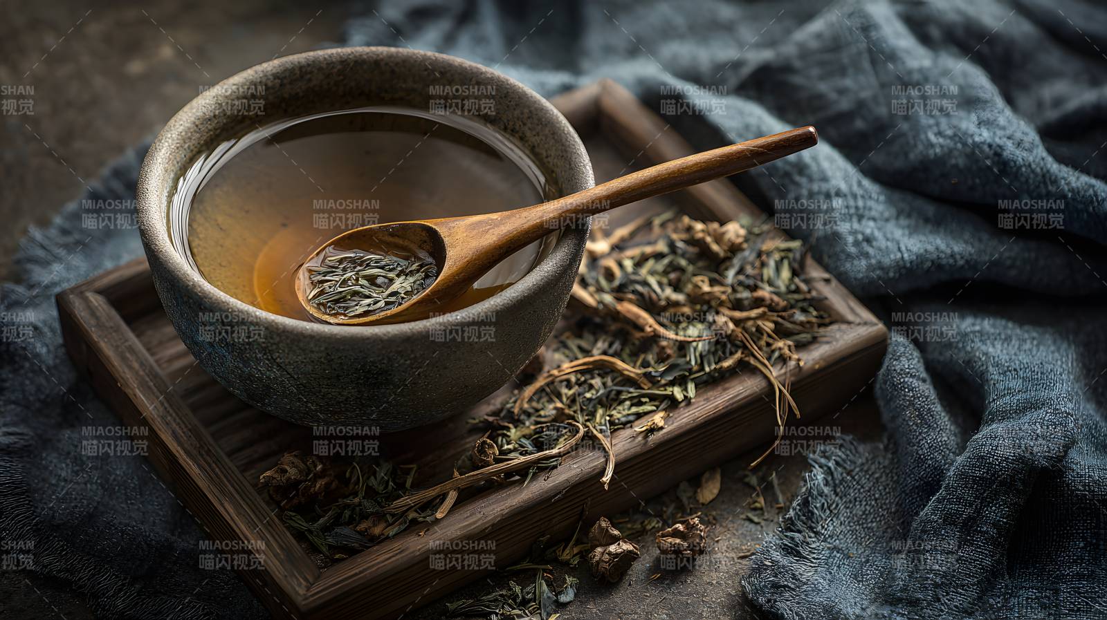 茶韵悠然 木勺轻舀香茗图片