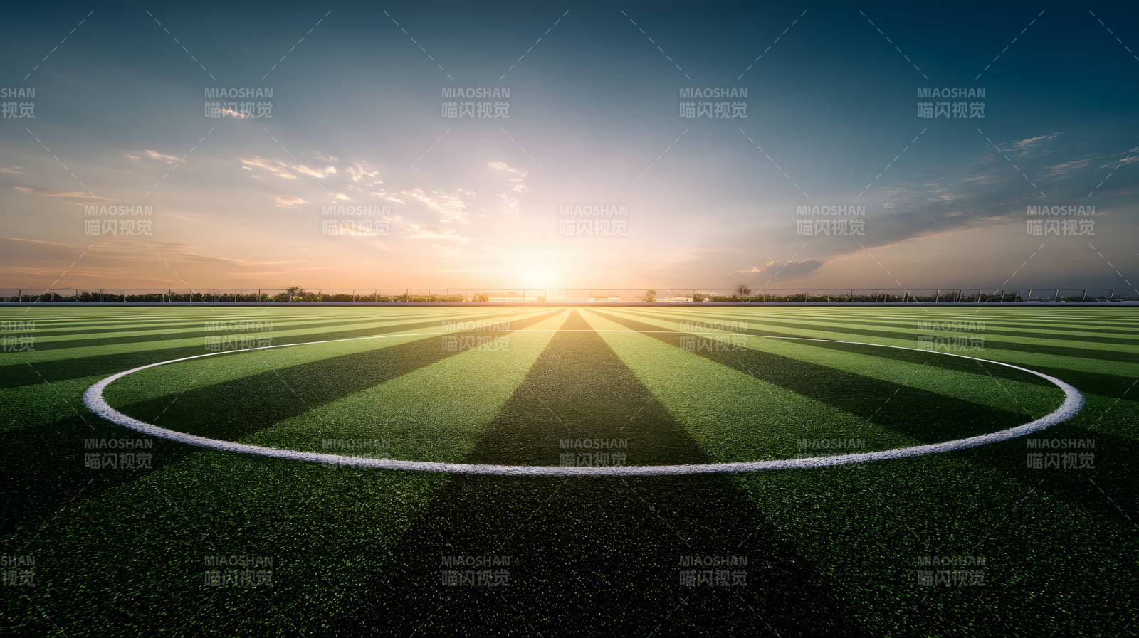 夕阳下的足球场中圈图片