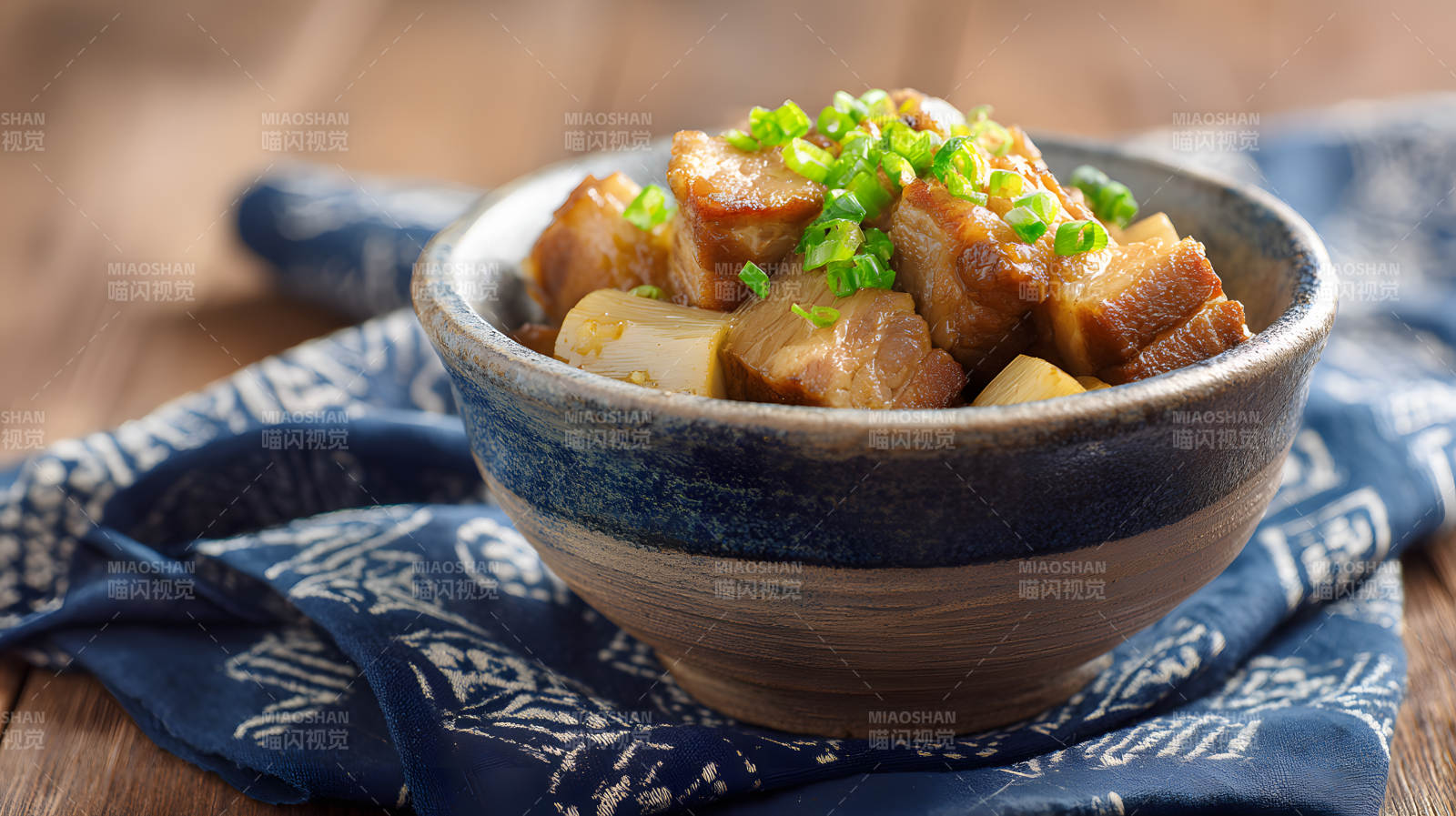 红烧肉配青葱 香浓诱人图片