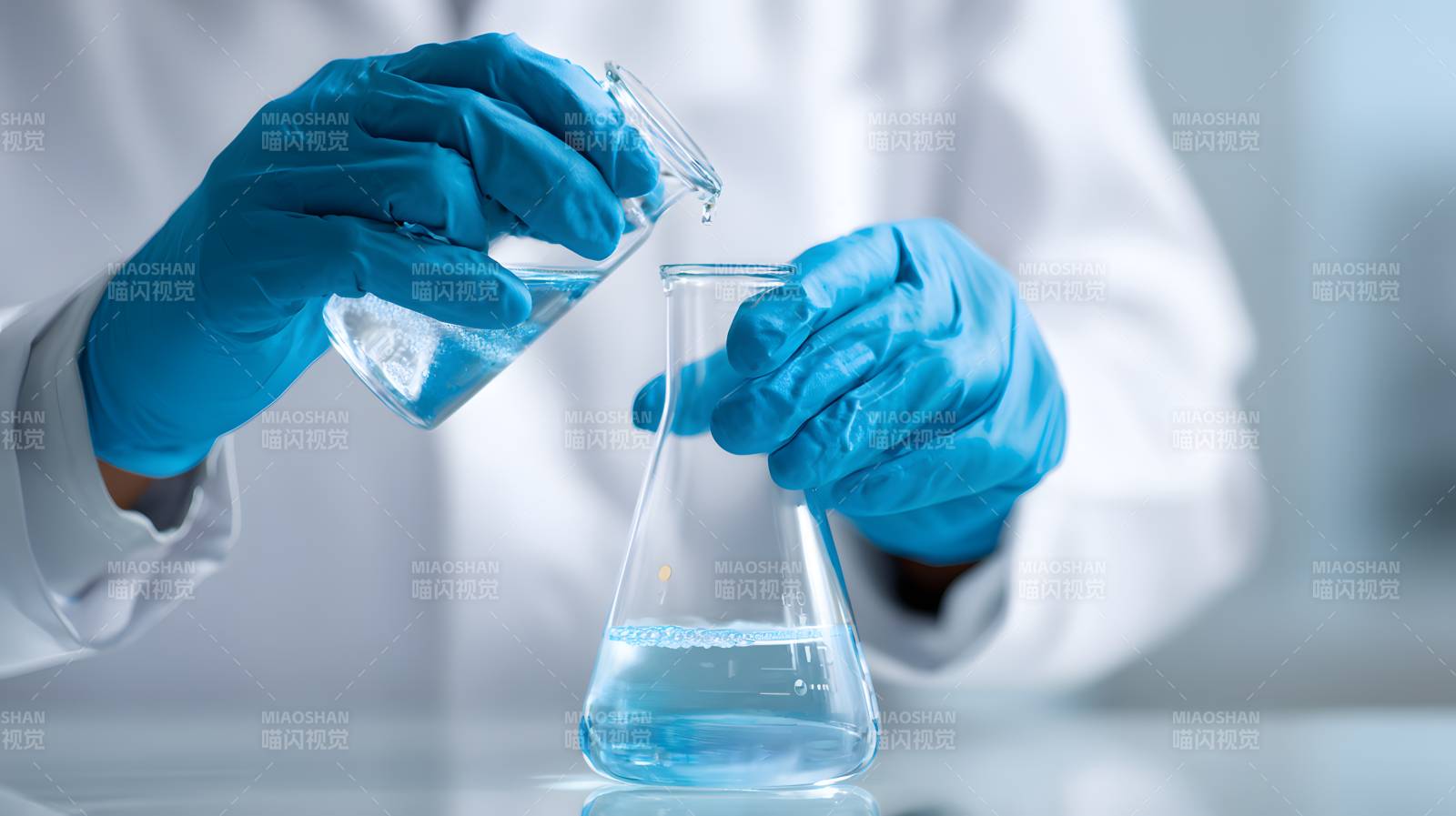 蓝液倾注实验进行中图片