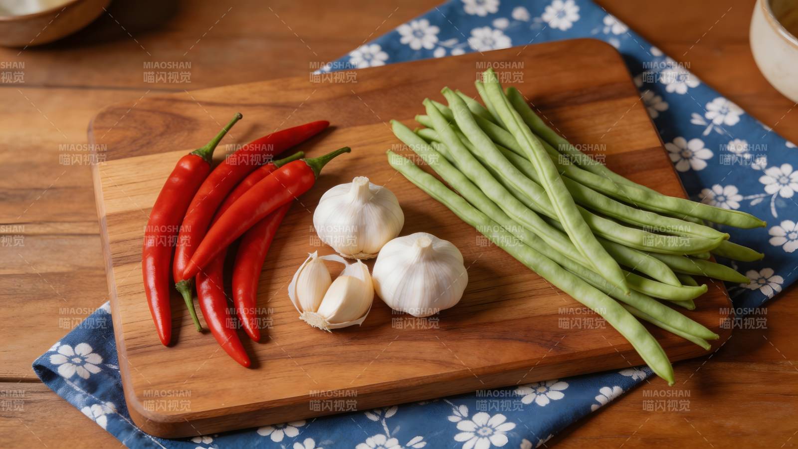 辣椒蒜头豆角备料中图片