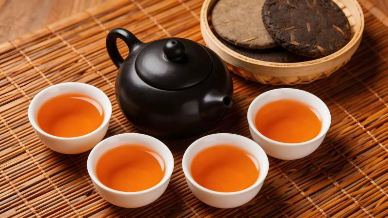 茶香四溢 四杯一壶一饼图片