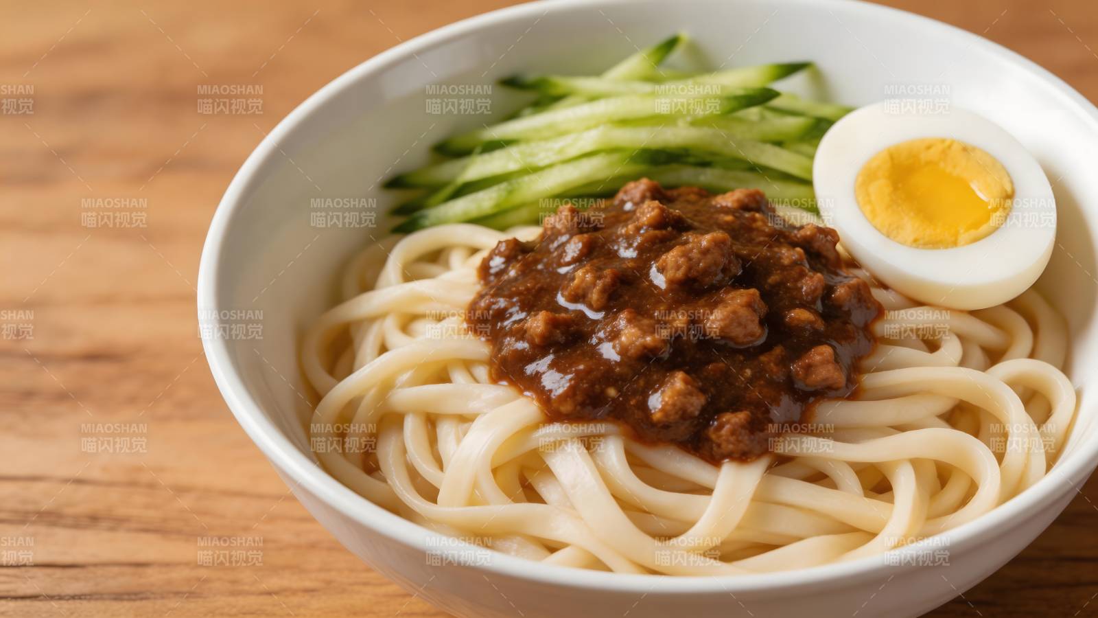 肉酱面配黄瓜蛋图片