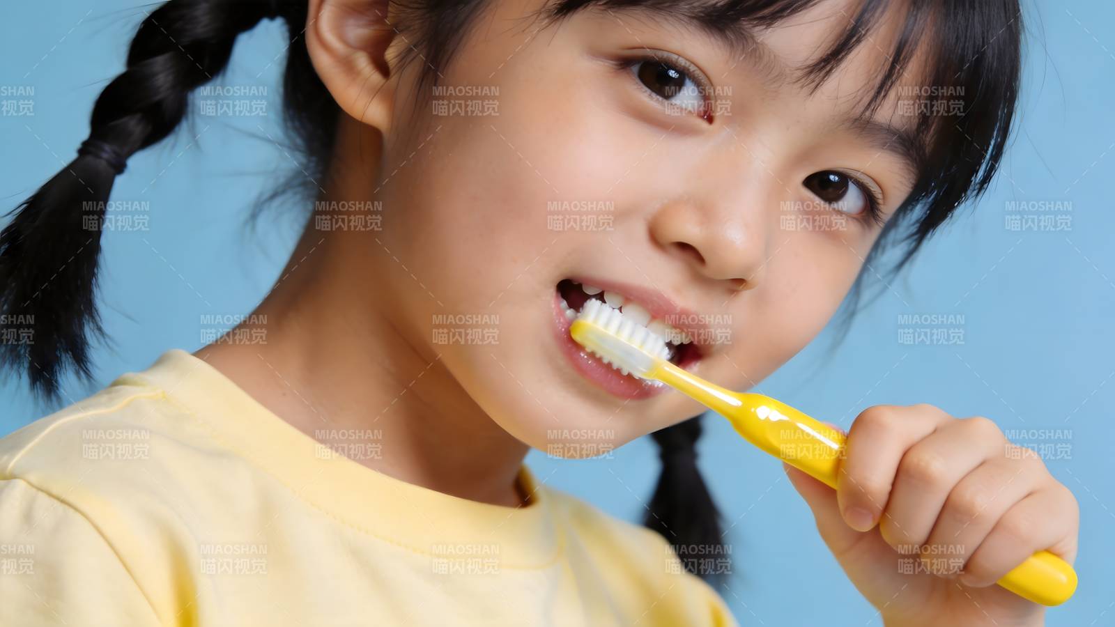 小女孩刷牙 笑容灿烂图片