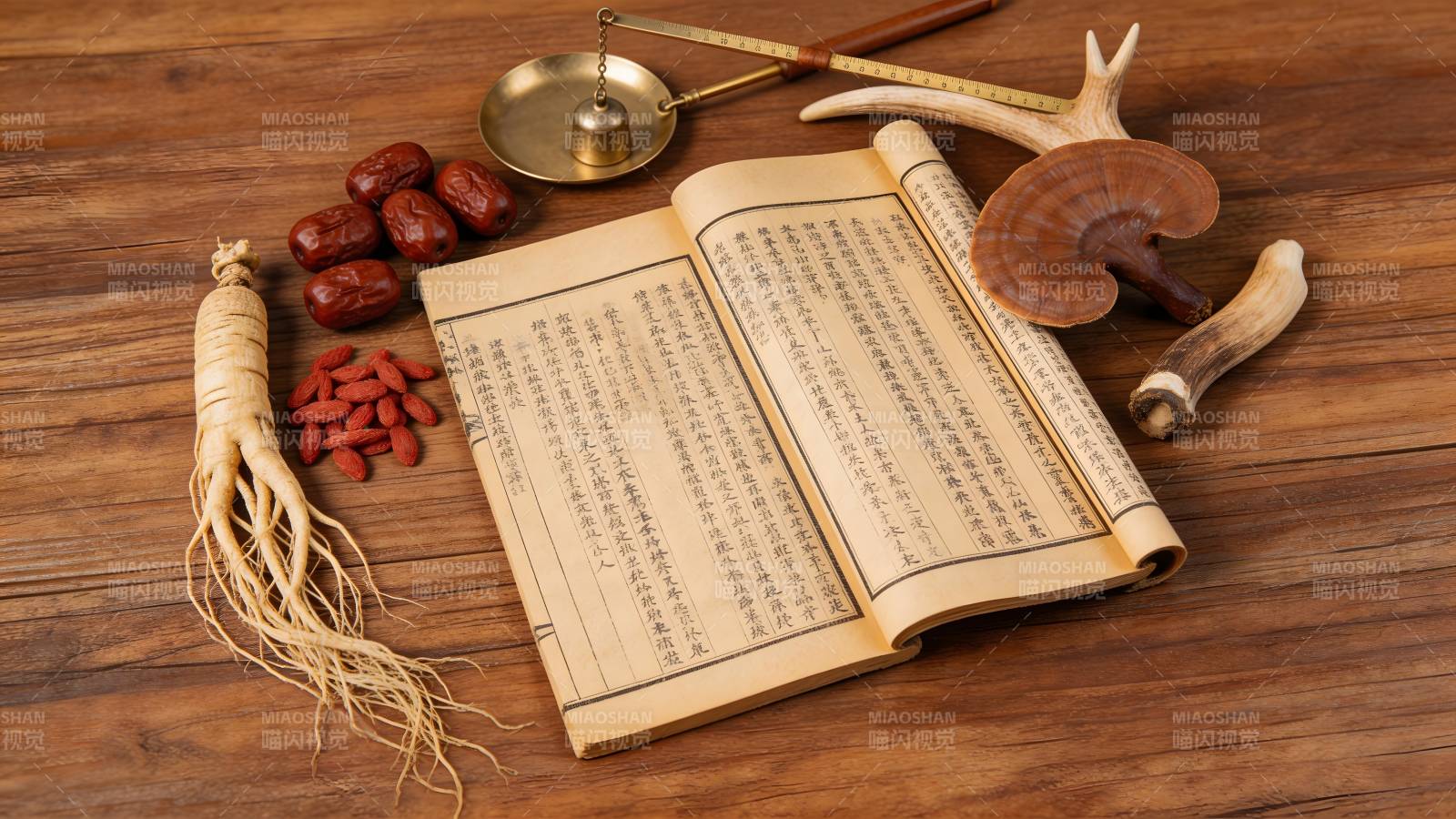 中医古籍与药材静物图图片