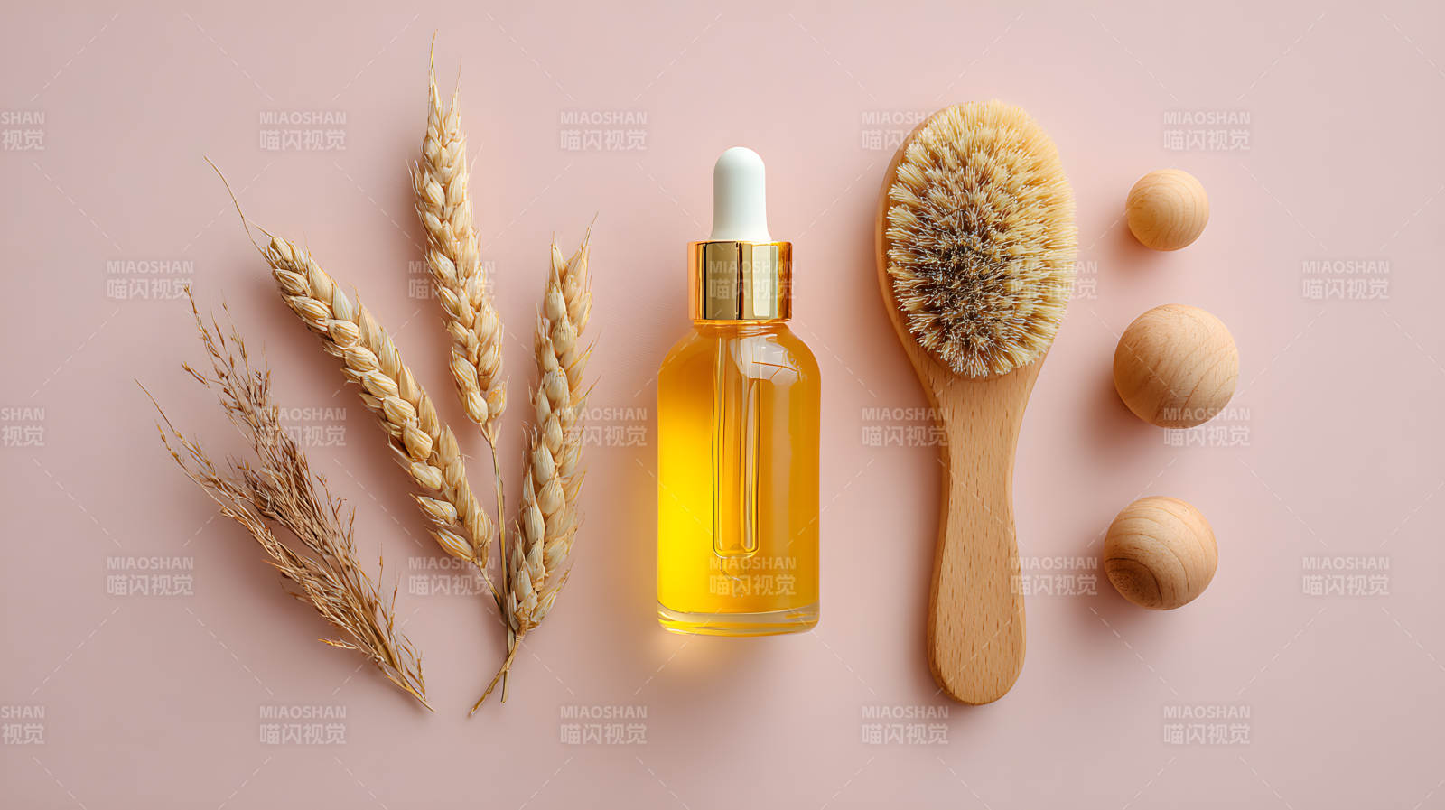 麦穗精油与木梳静物图图片
