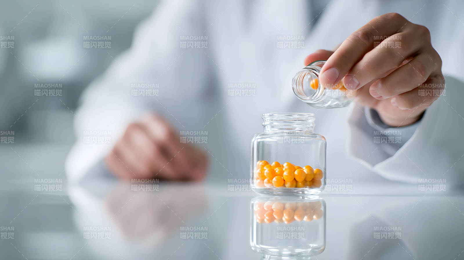 药师分装橙色药丸图片