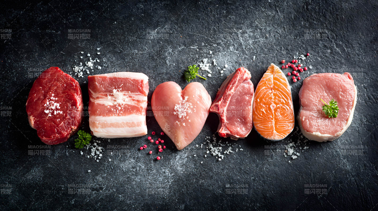 六种生肉排布 点缀香草盐粒图片