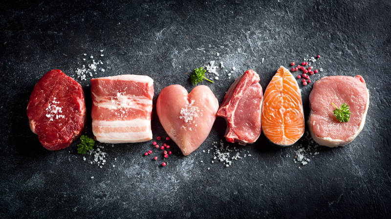 六种生肉排布 点缀香草盐粒图片