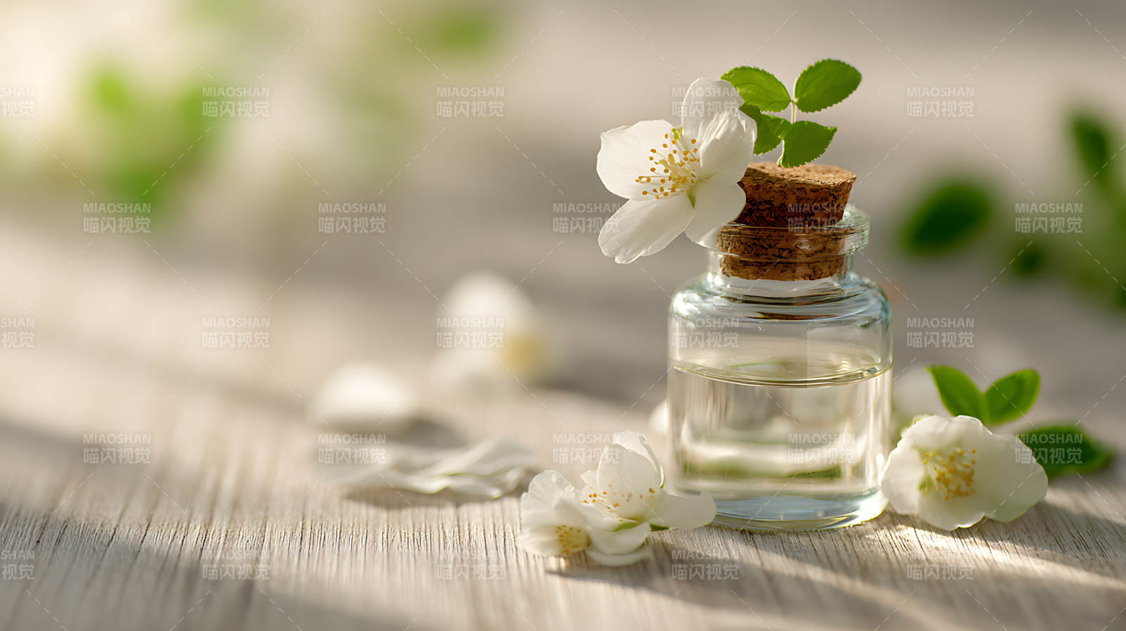 茉莉精油瓶 花香伴木桌图片