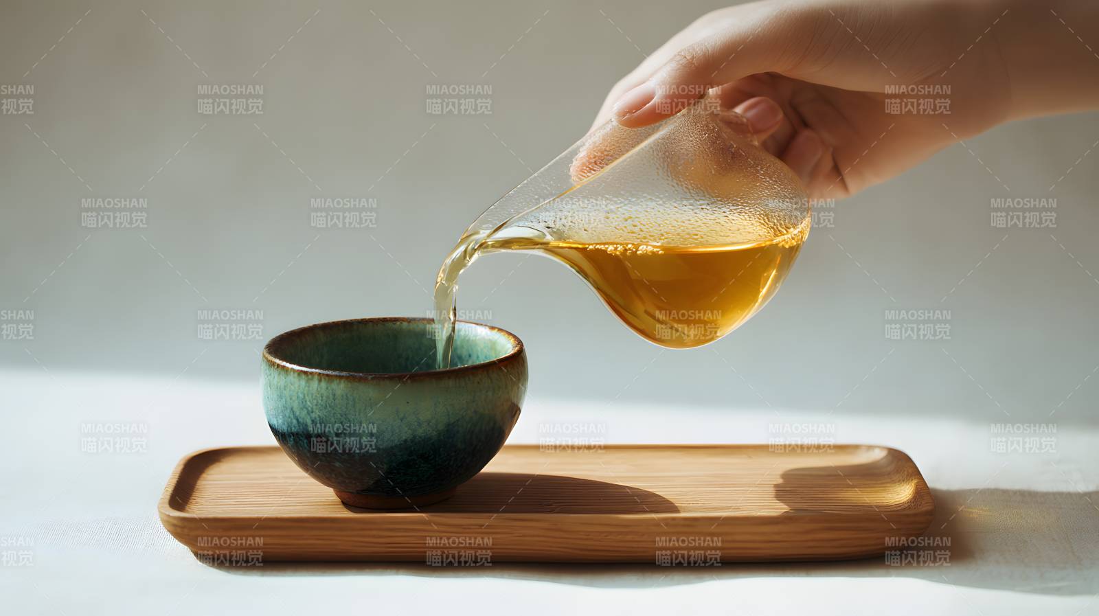 手斟茶入盏 静享慢时光图片