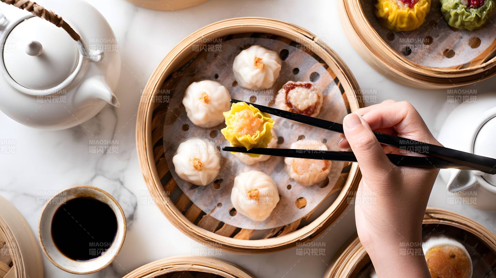 竹笼蒸点 筷夹金黄虾饺图片