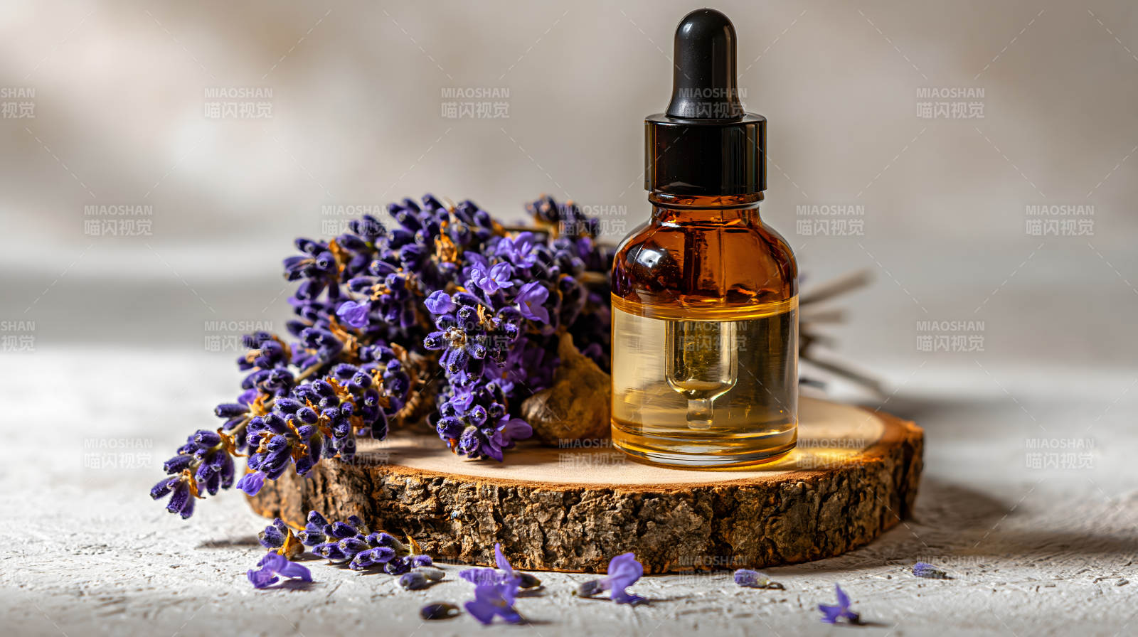 薰衣草精油静物图图片