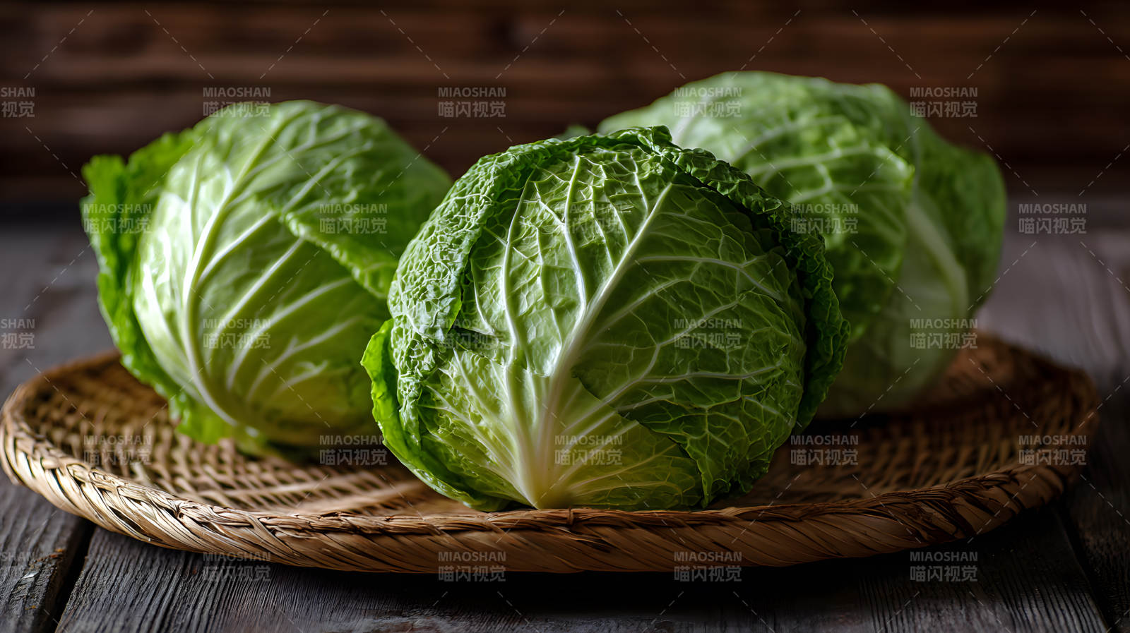 三颗新鲜卷心菜置竹篮中图片
