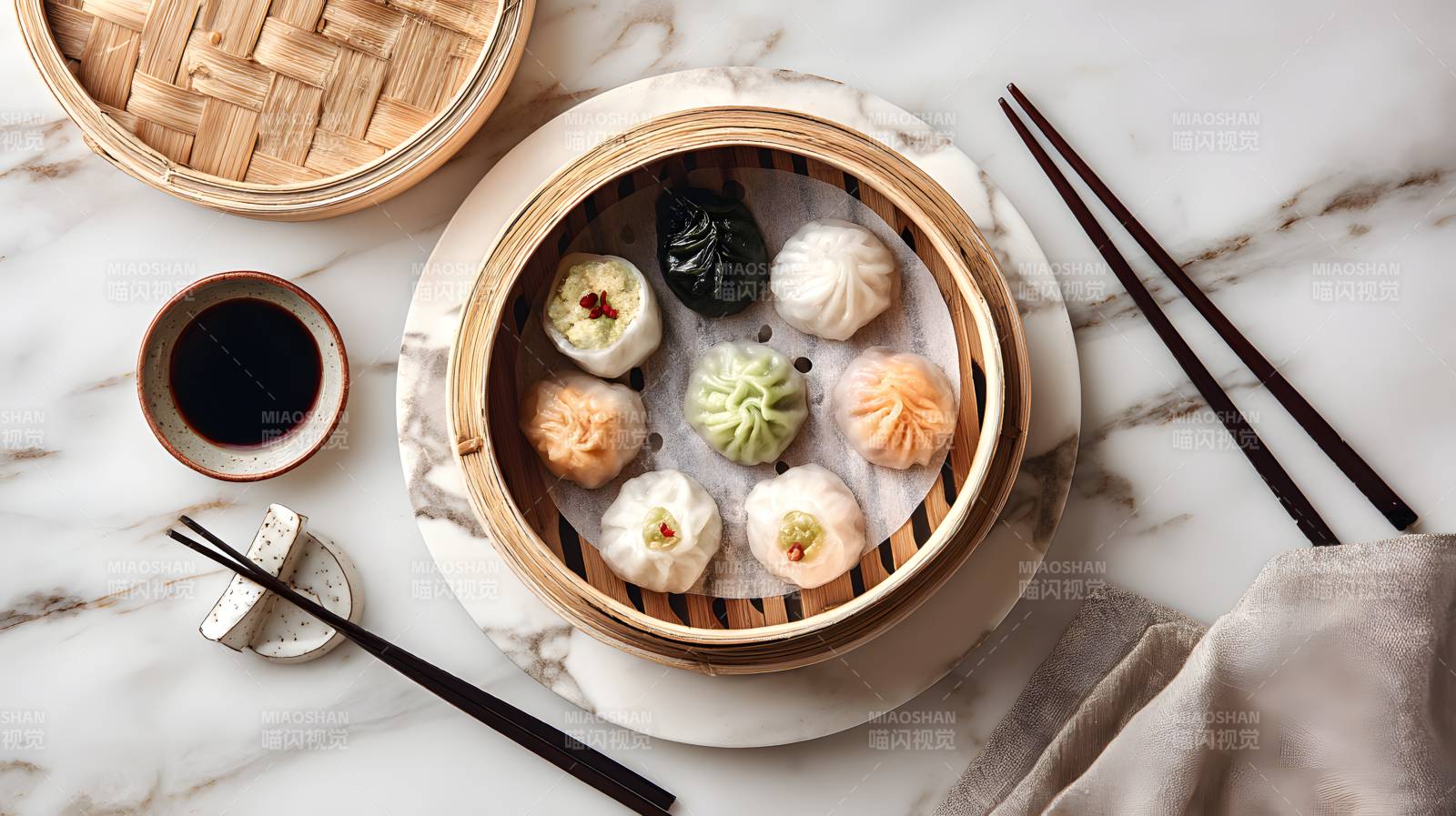 竹笼蒸饺配酱油筷子图片