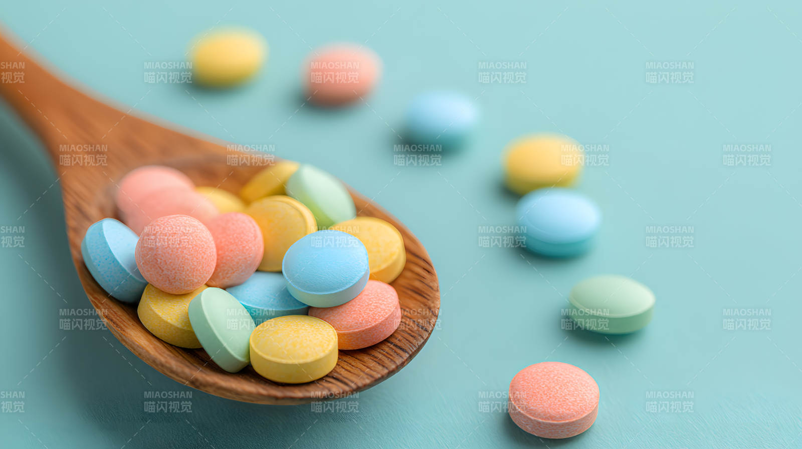 木勺盛彩药 散落蓝背景图片