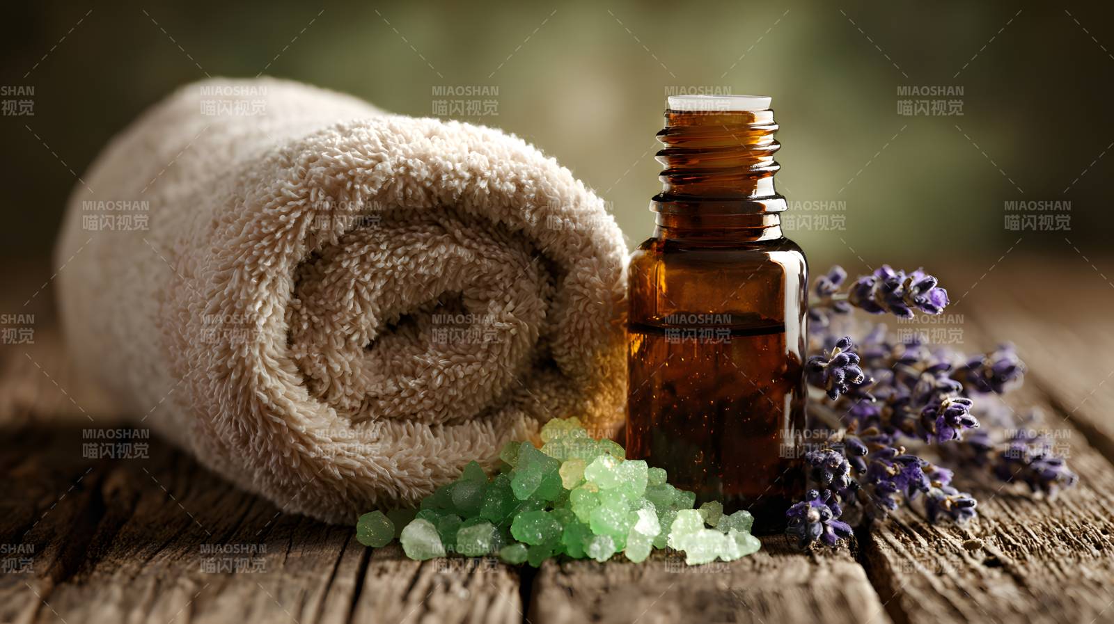 香薰毛巾与薰衣草精油图片