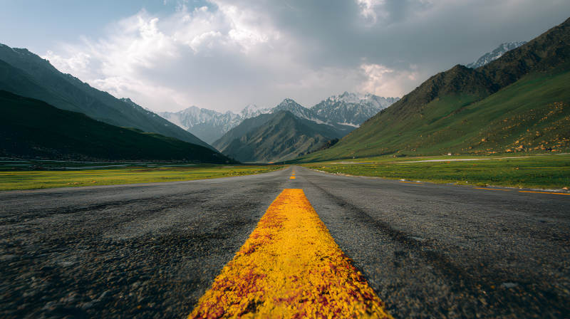 山间公路 黄线引向远方图片