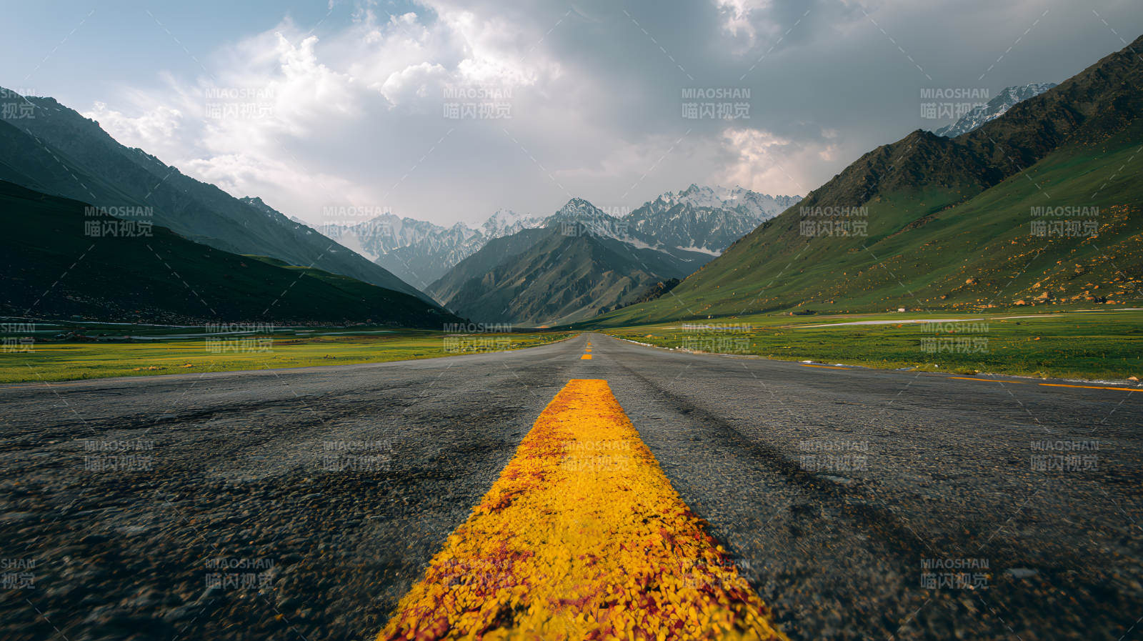 山间公路 黄线引向远方图片