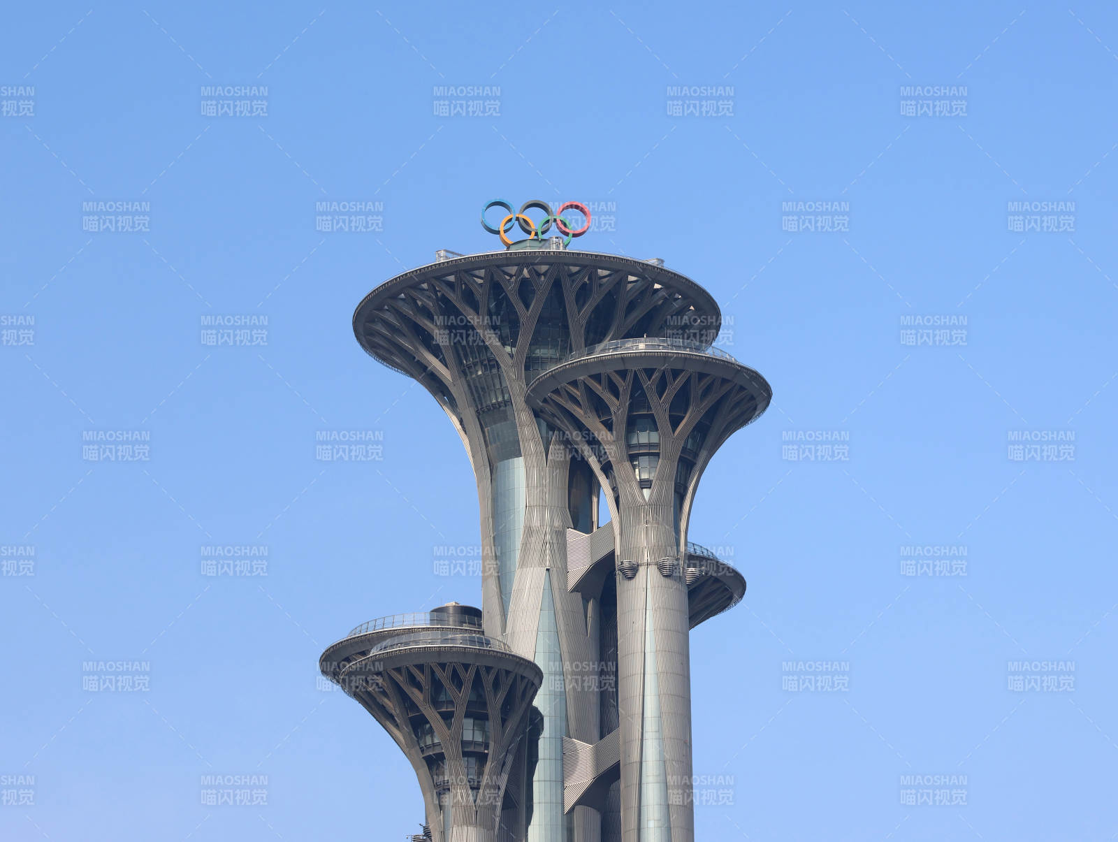 奥运塔顶五环耀蓝天图片