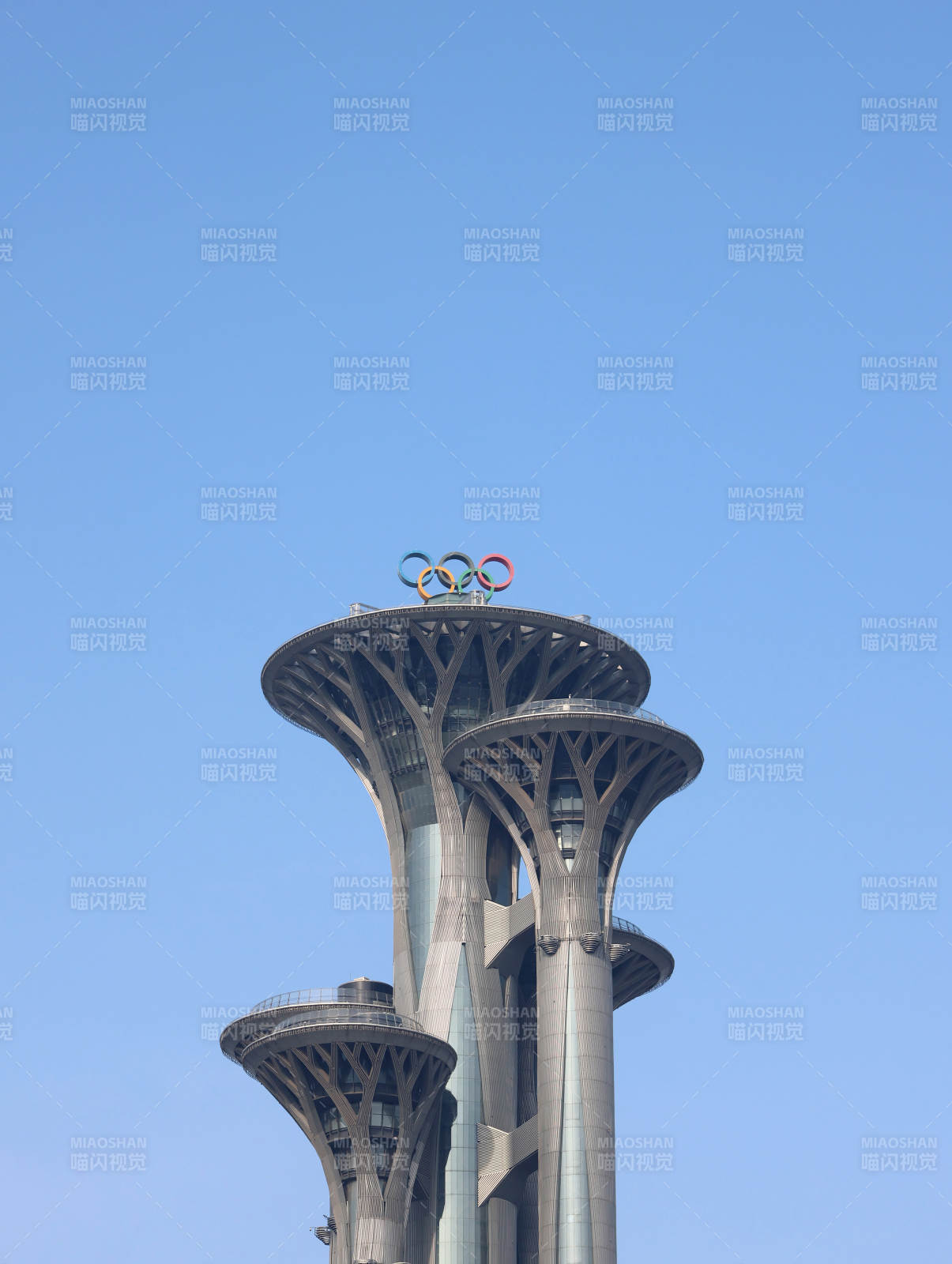 北京奥运塔蓝天映衬图片