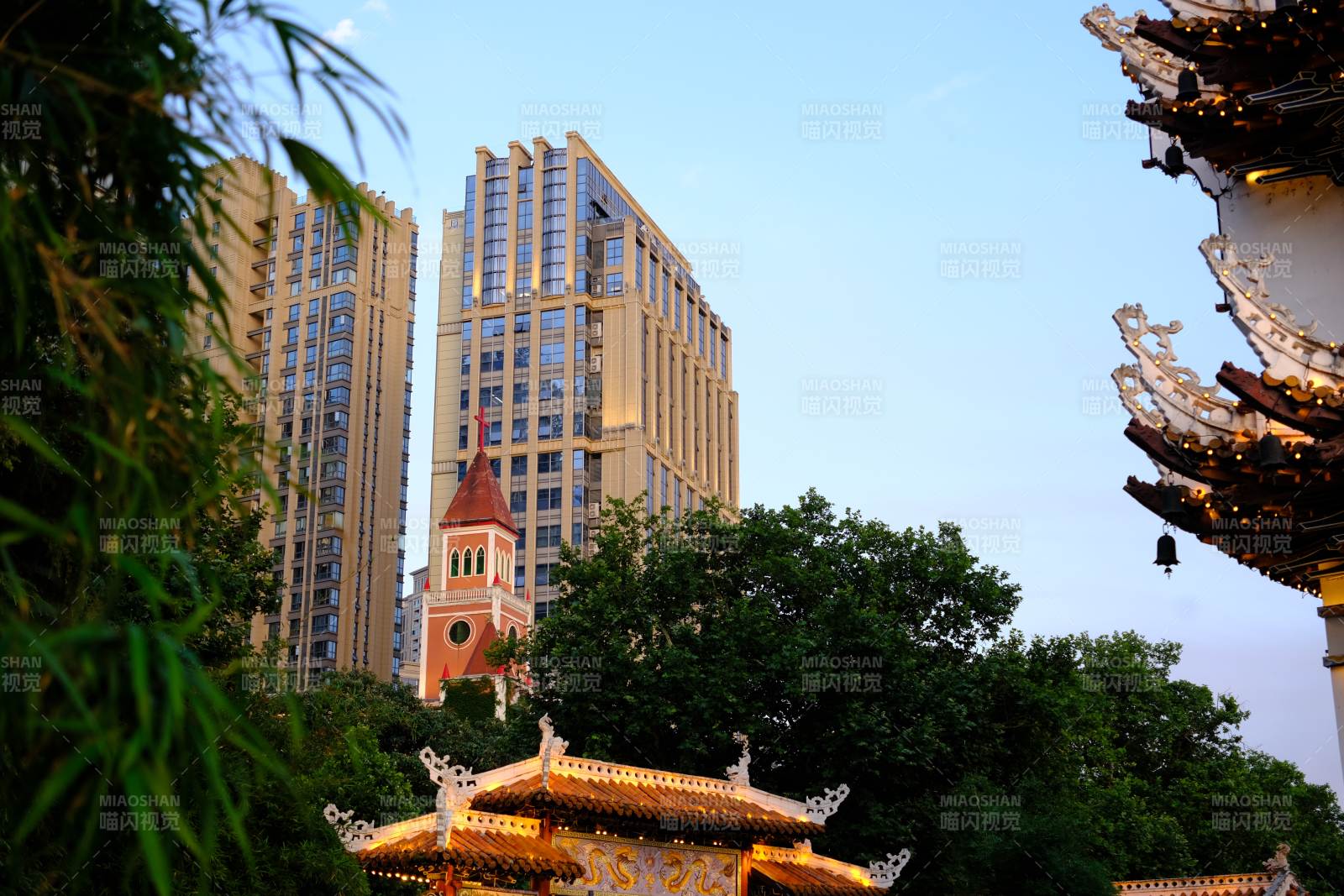 古建高楼相映成趣湖北宜昌镇江阁图片