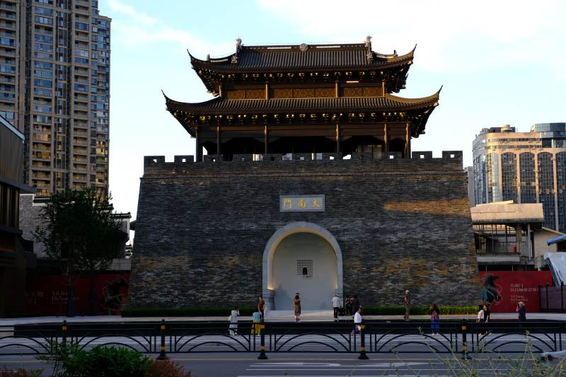 古楼矗立 现代环绕湖北宜昌大南门图片