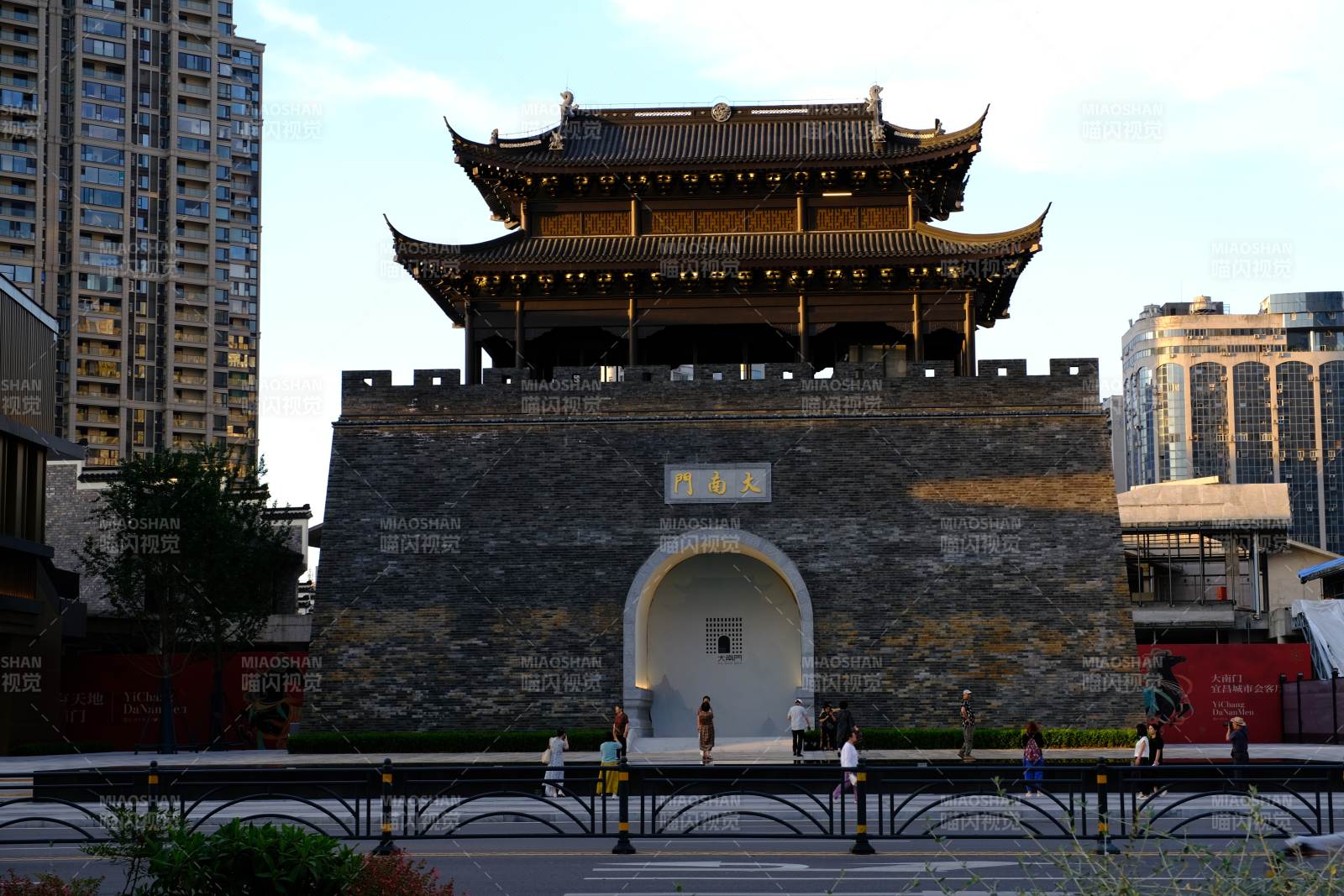 古楼矗立 现代环绕湖北宜昌大南门图片