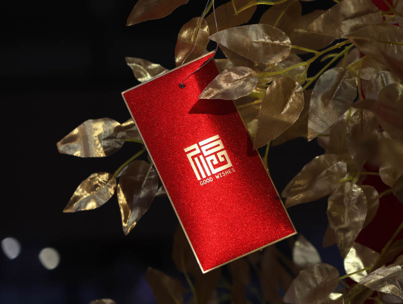 红福吊牌映金叶图片