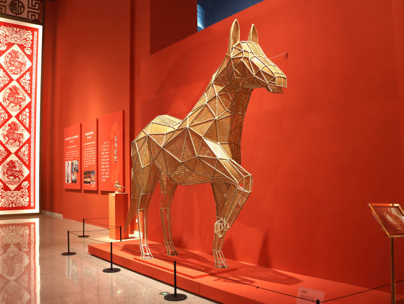 金箔几何马雕塑展图片