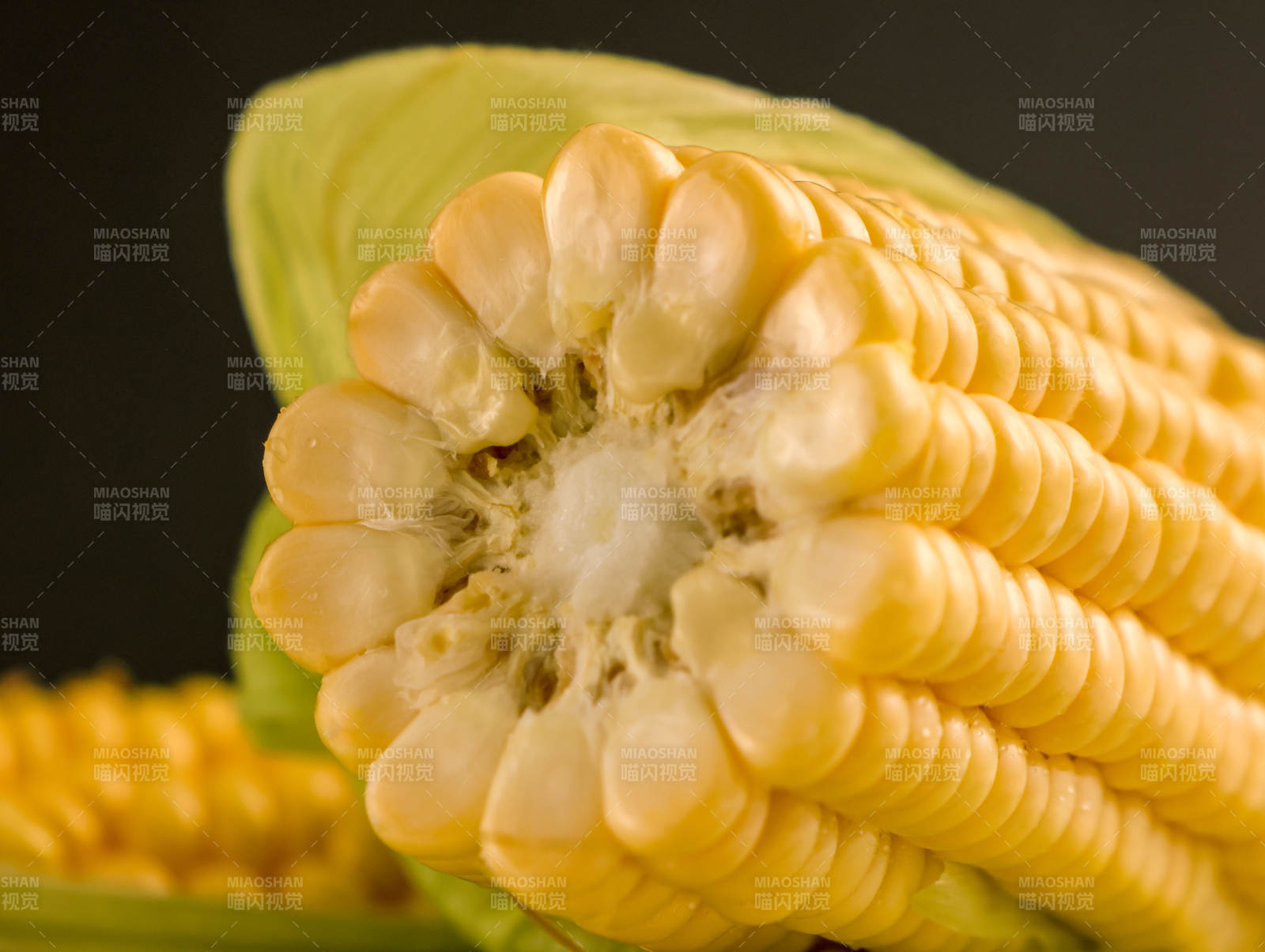 金黄玉米粒饱满诱人图片