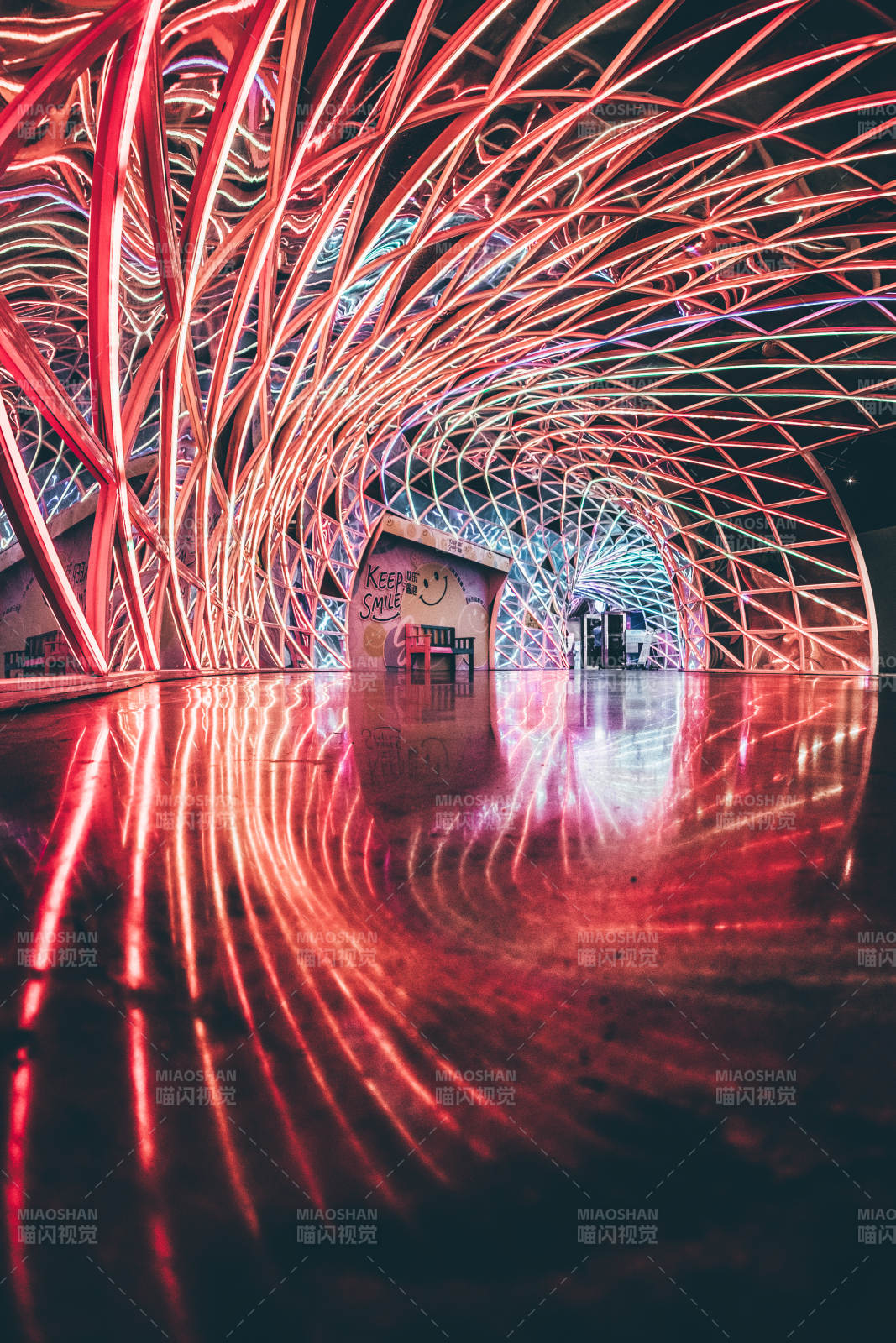 霓虹隧道 光影漩涡图片