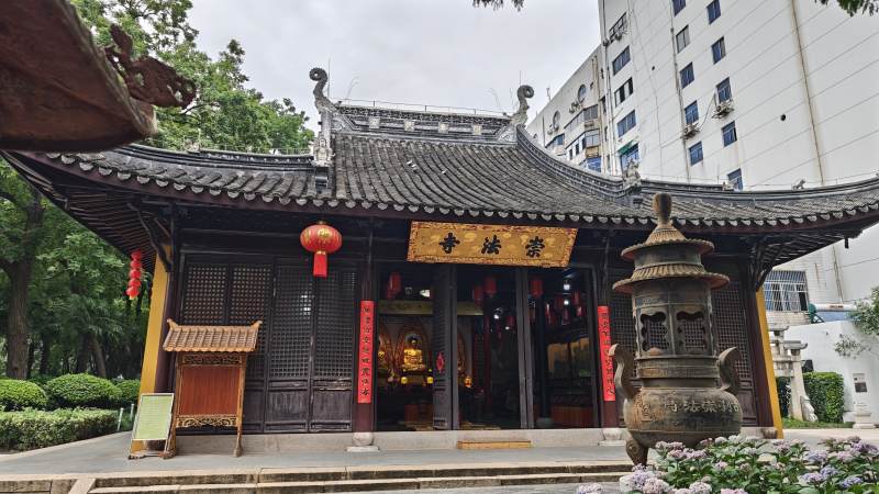 崇法寺古刹红灯笼香炉图片