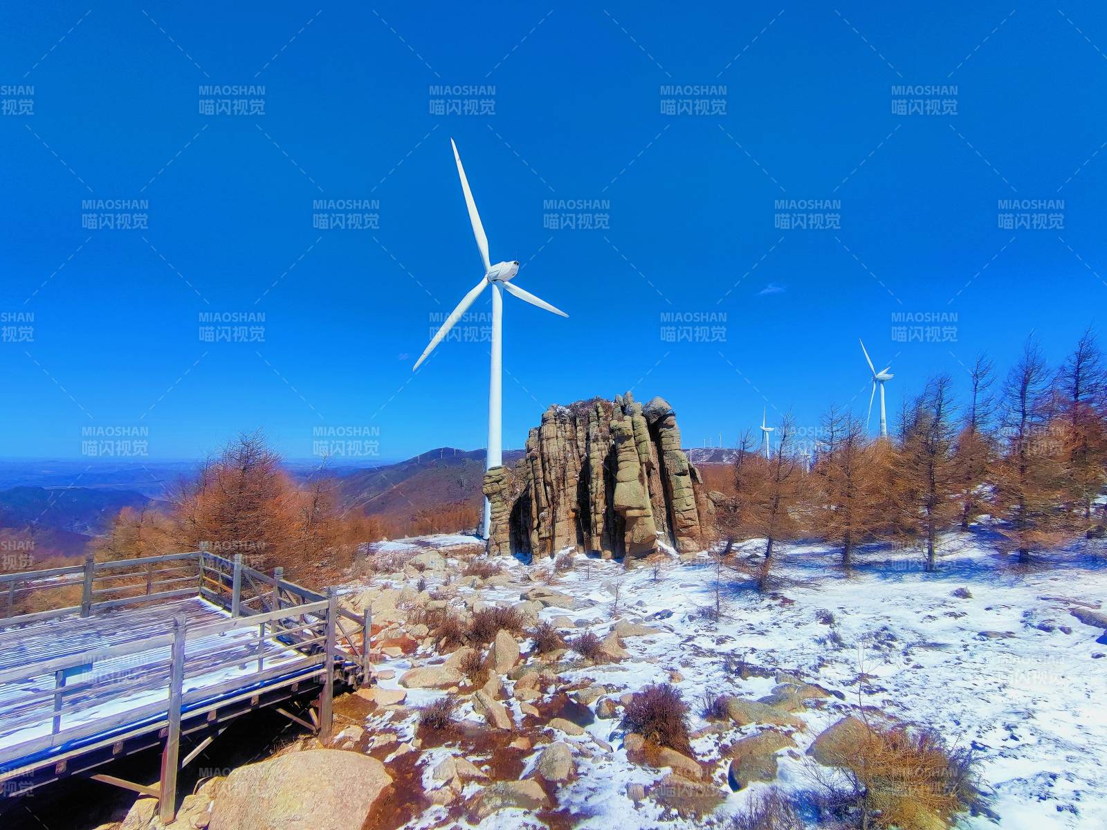 雪山风车映蓝天图片