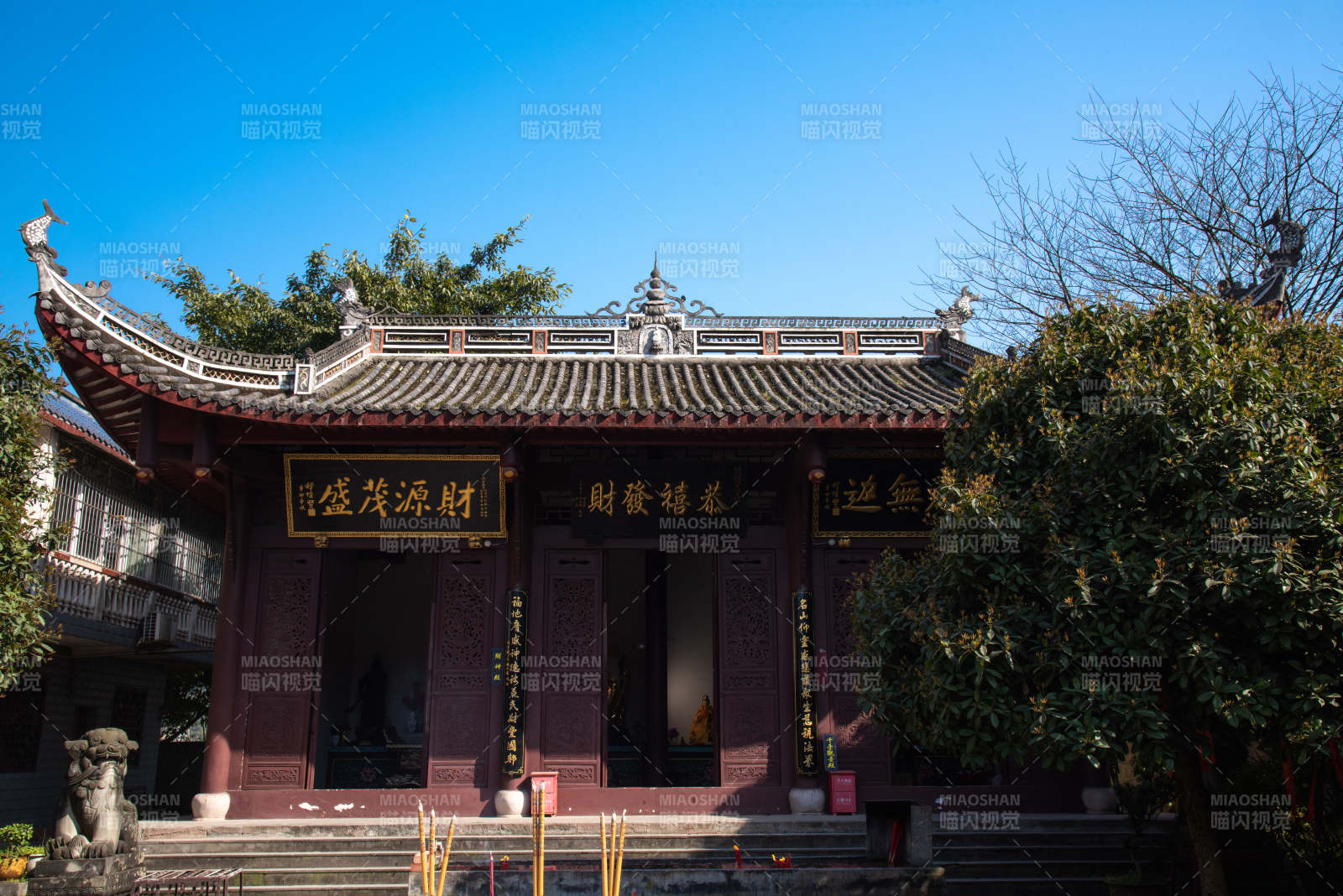 古寺红墙映蓝天图片