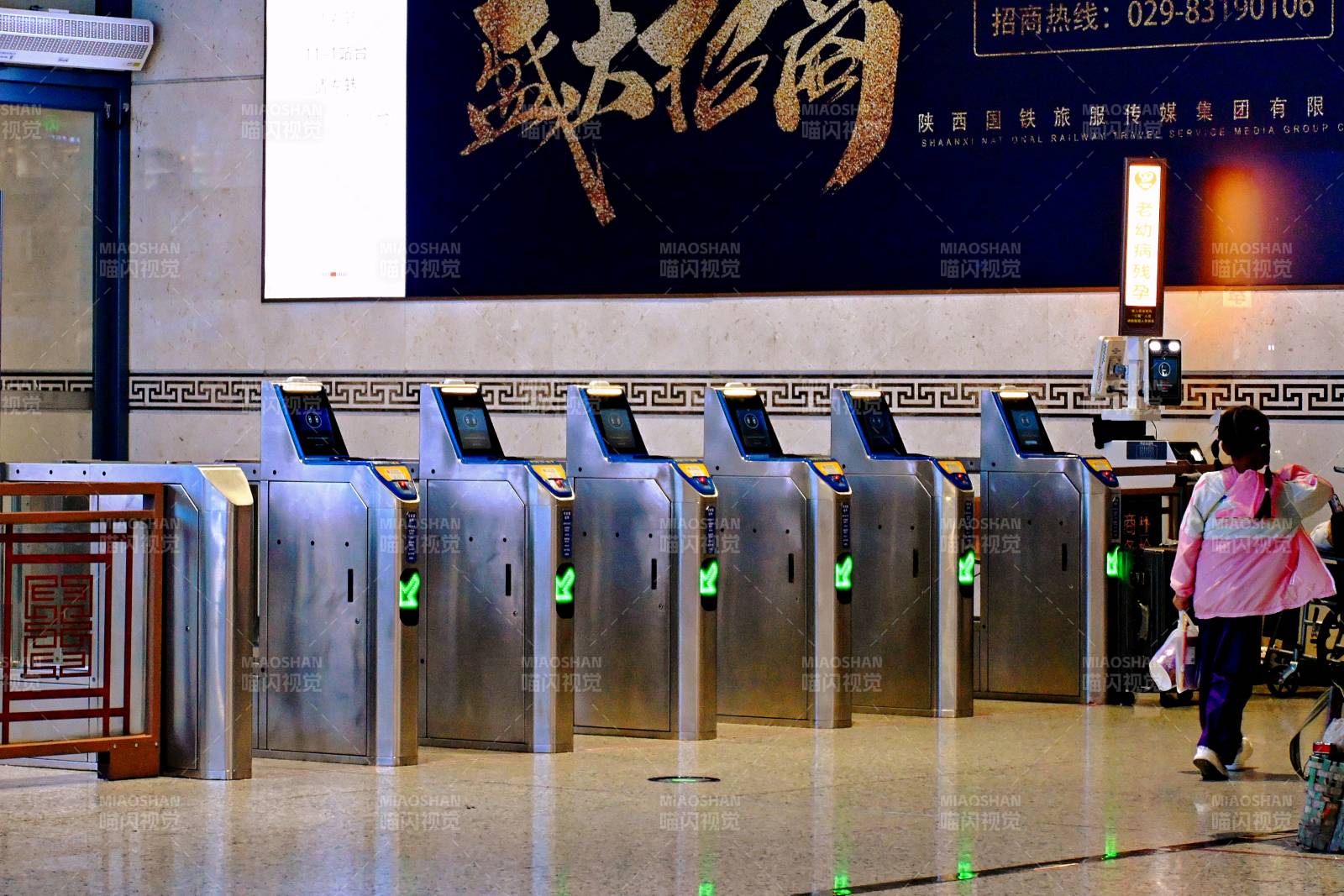 西安高铁站闸机通行场景图片