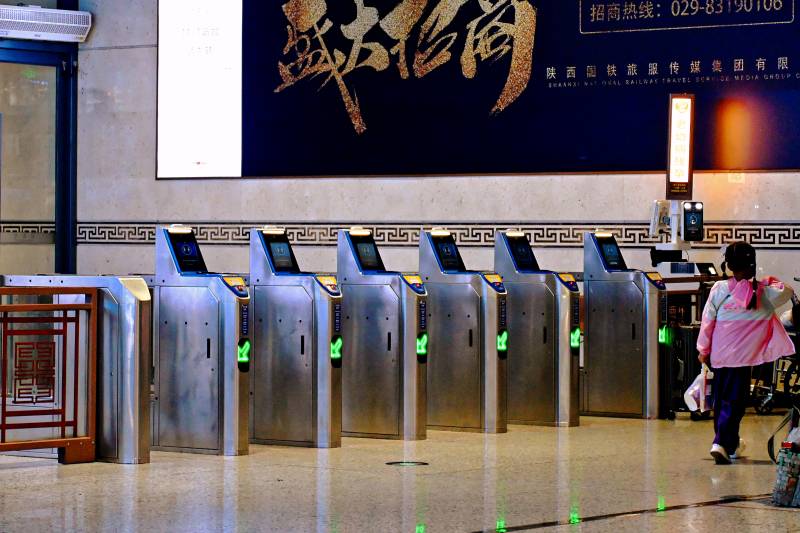 西安高铁站闸机通行场景图片