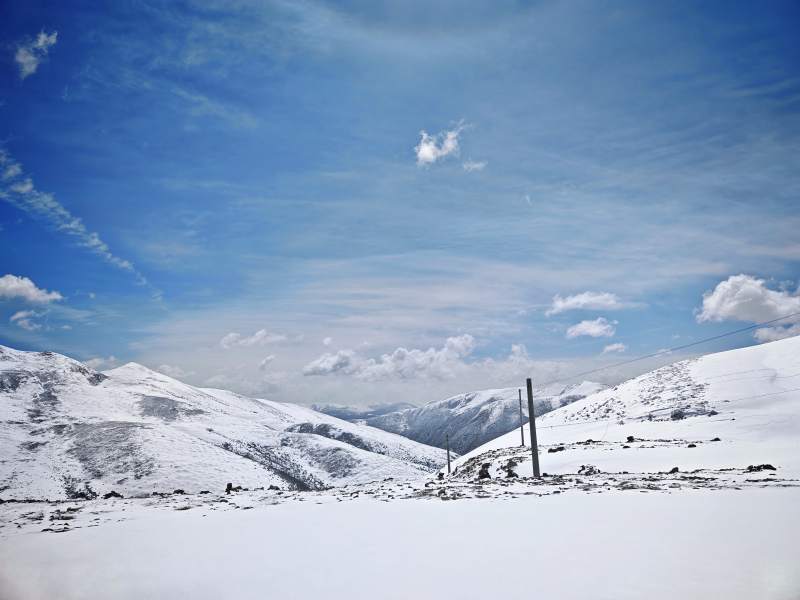 雪山蓝天 静谧冬日景图片