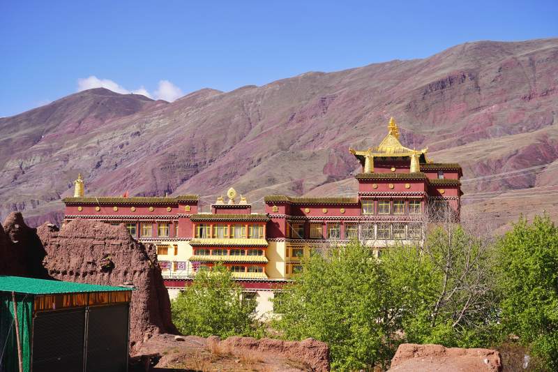 藏式金顶寺映红山图片