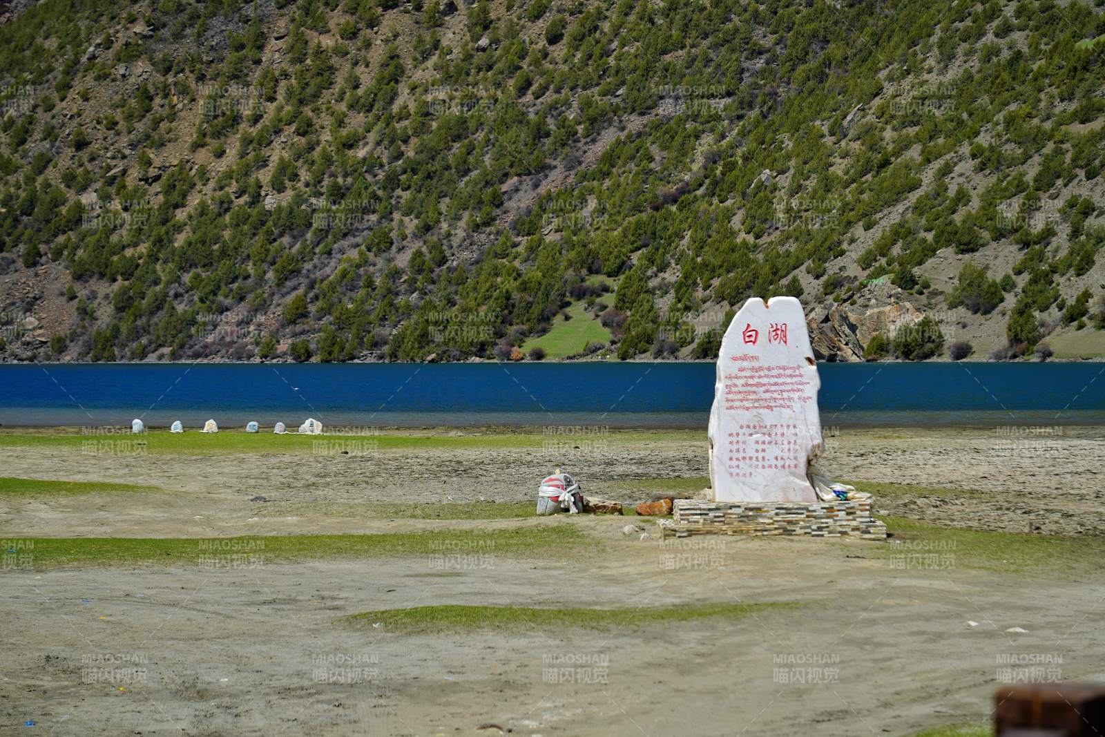 白湖石碑静立湖畔山前图片