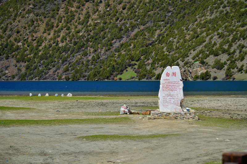 白湖石碑静立湖畔山前图片