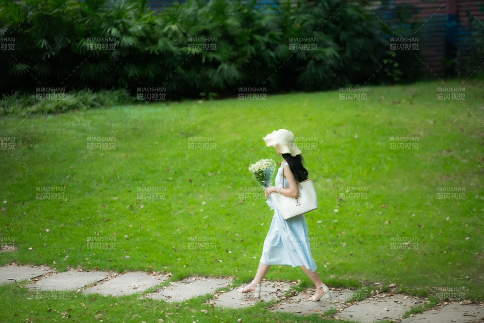 绿茵小径 白帽少女持花行图片