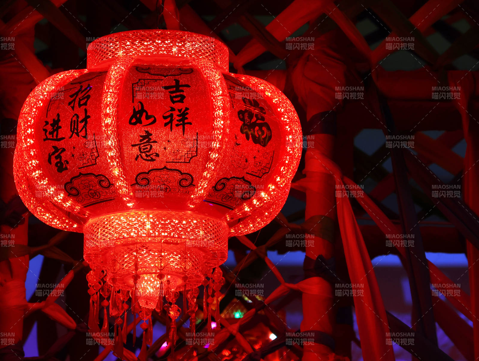 红灯笼映吉祥夜图片